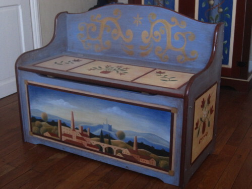 coffre en bois peint &agrave; la main