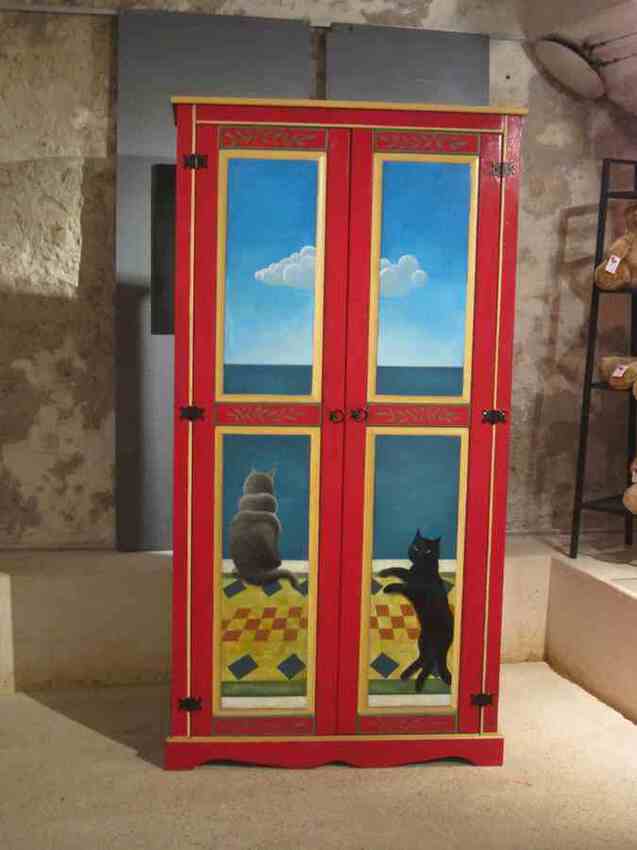 armoire rouge peinte &agrave; la main, decoration: les chats et la mer