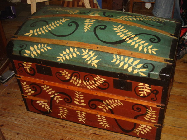 ancienne malle d&eacute;cor&eacute;e peinte &agrave; la main