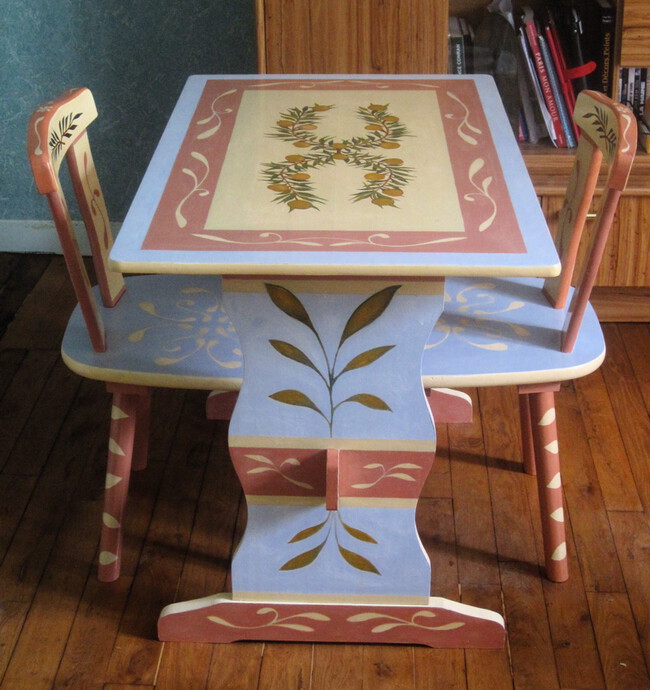 table et chaises peintes à la main