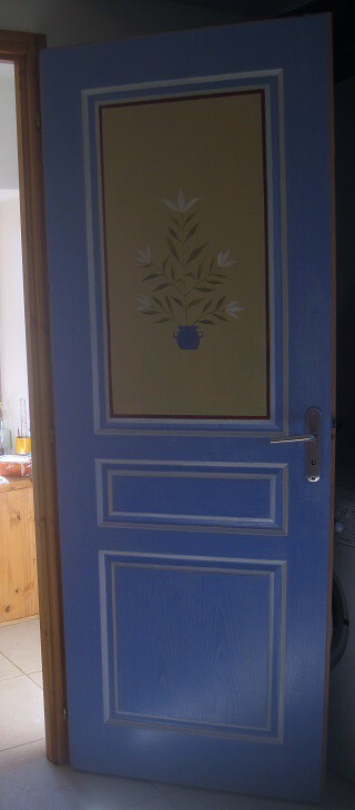 porte décorée bleue