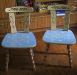 chaises peintes &agrave; la main