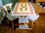 table et chaises peintes &agrave; la main